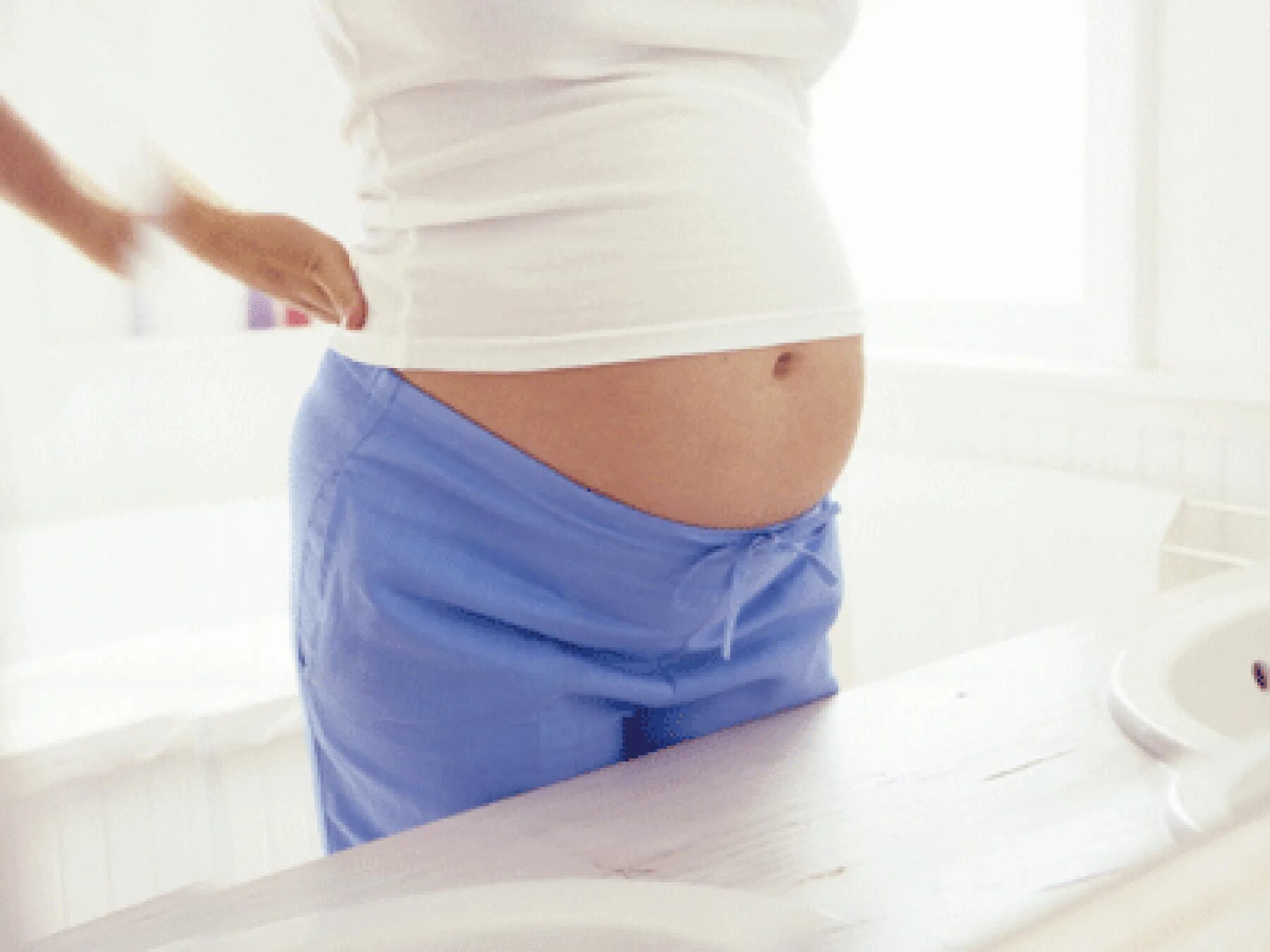 36 недель беременности болит низ. У беременной болит живот. Беременные женщины фотосток. Стул для беременных. Фото беременной на стуле.