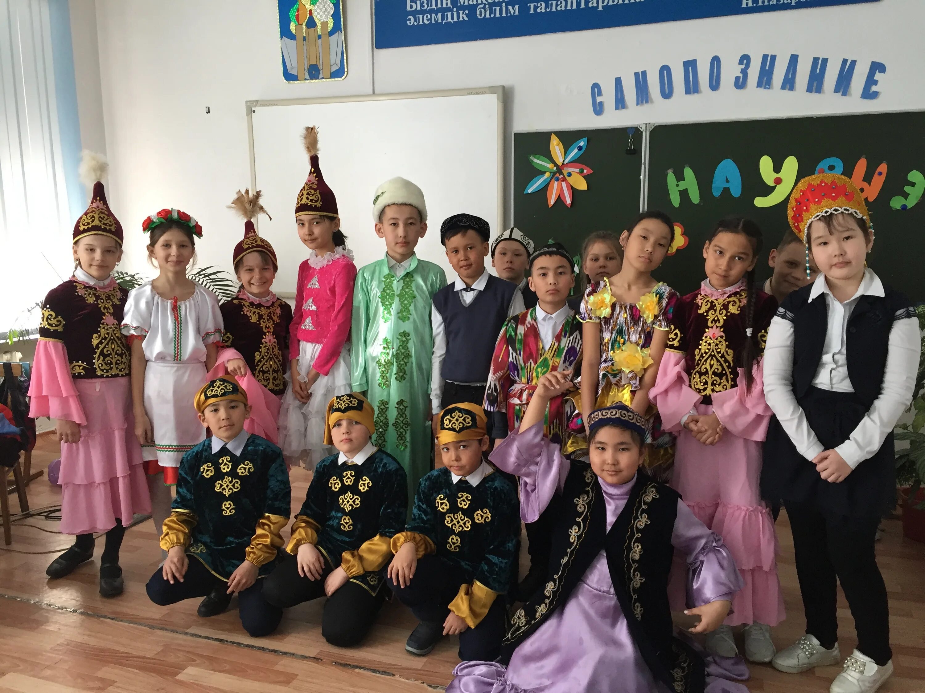 неделя казахского языка в русской школе. неделя казахского языка в русской школе. письменность казахстана в школах. казахстан латинизация. рисунок к неделе казахского языка.