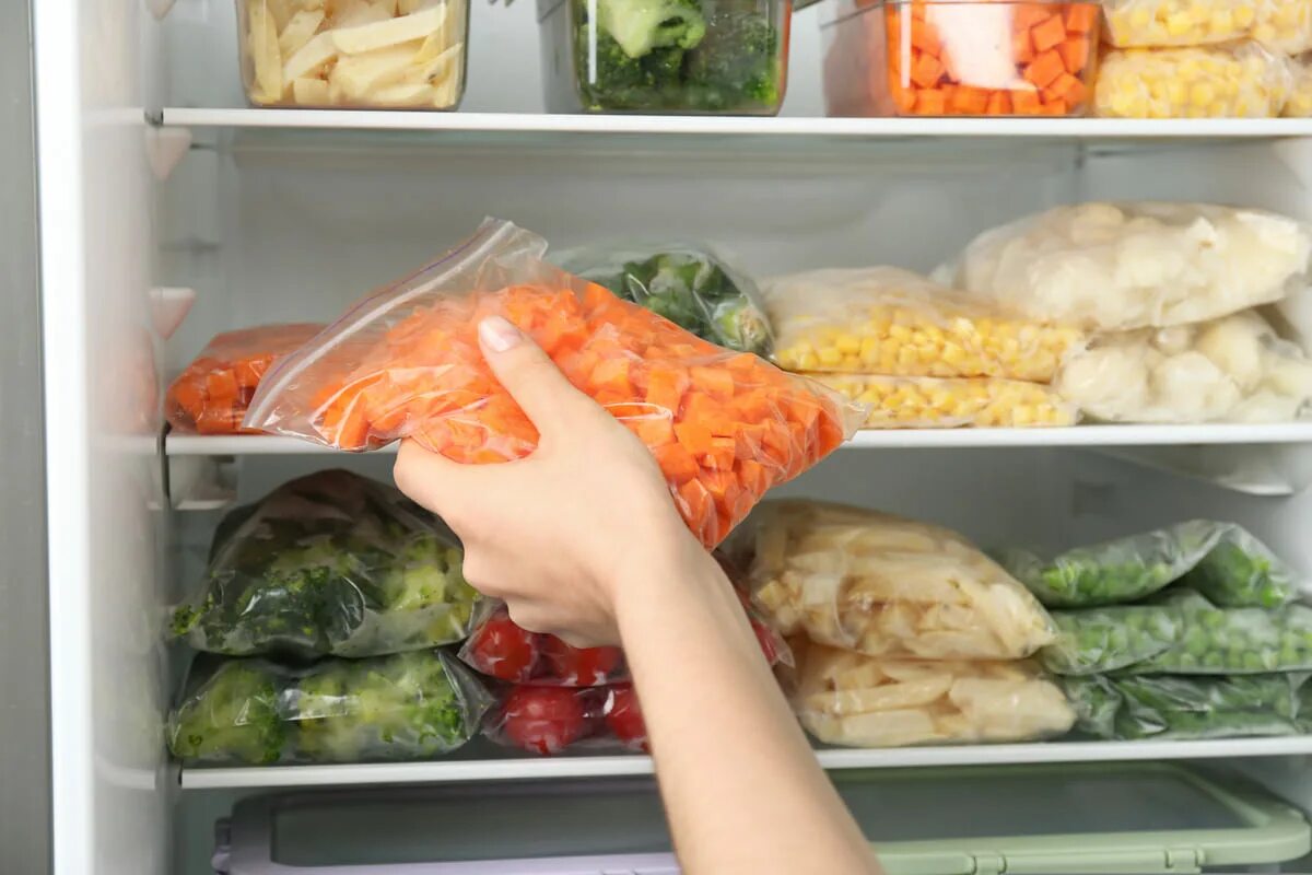Как холодильник сохраняет продукты. Хранение продуктов. Овощи для заморозки. Продукты в морозилке. Заготовки в морозилку овощи.