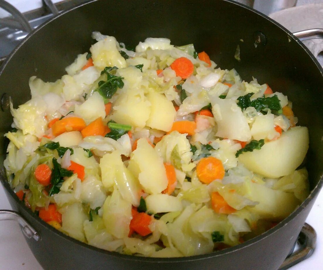 Капуста в мультиварке рецепты очень вкусно. Картошка с капустой. картошка с капустой в мультиварке. тушёная капуста с картошкой в мультиварке. тушение капусты в мультиварке.