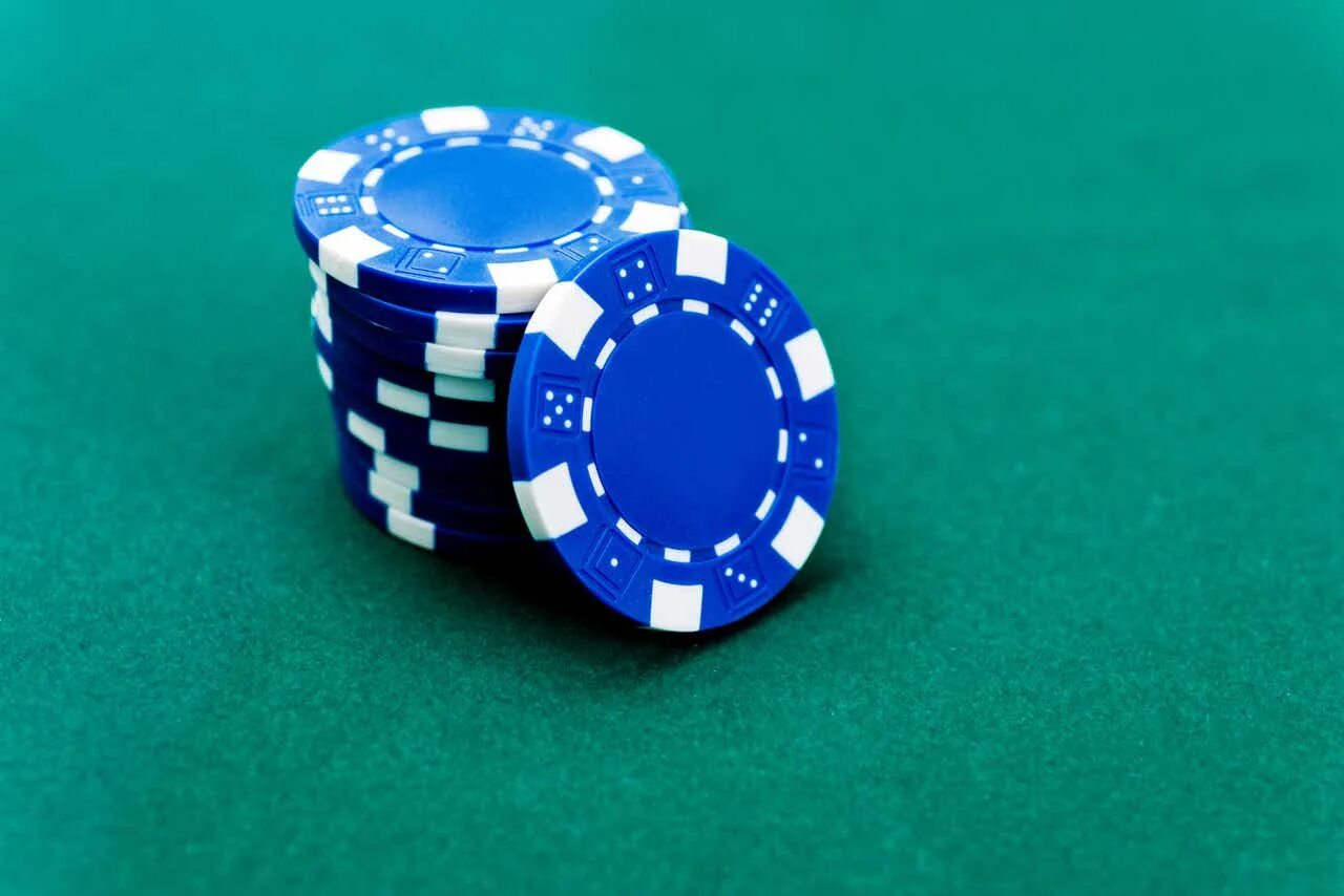 Blue chips акции. Голубые фишки российские компании. Российские акции голубые фишки. Голубые фишки российские компании. Синяя фишка.