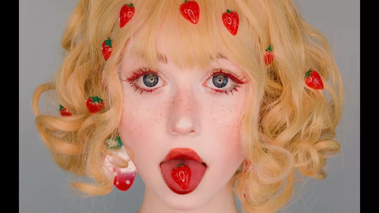 Strawberry make up. Клубничный макияж фото. Strawberry makeup хейли бибер. Макияж клубника. Макияж клубника.
