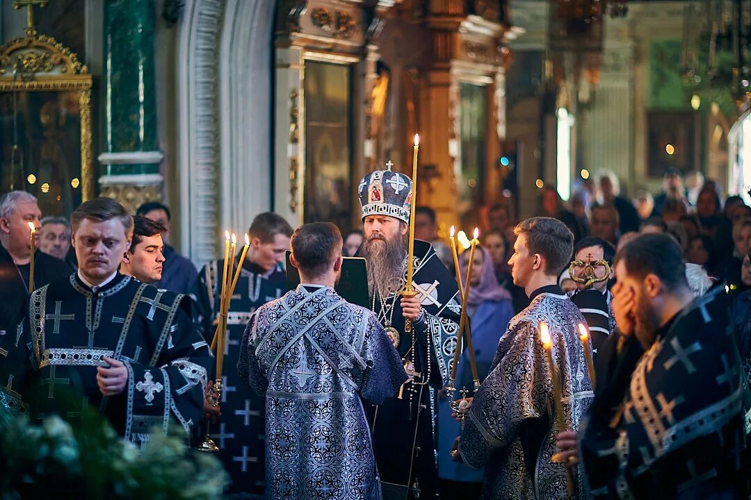 Храм. Великая суббота в храме. Воин церкви. В храме Христа Спасителя Великая суббота.