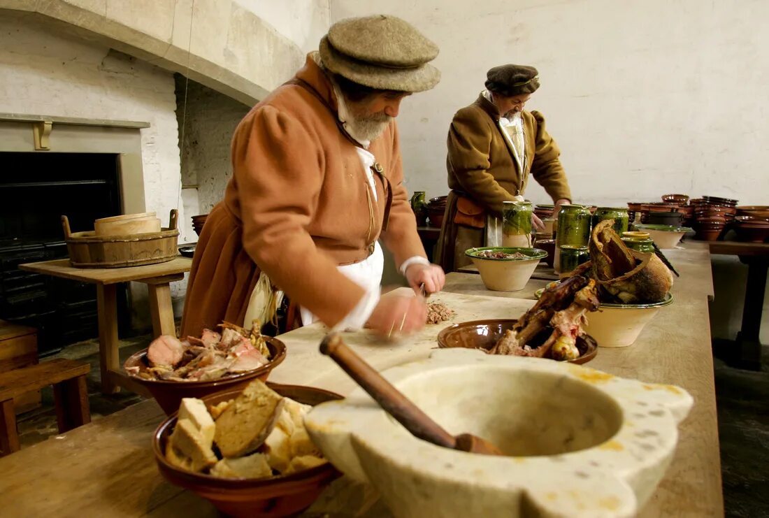 Пища Тюдоров. Tudor Kitchens at Hampton Court Palace. Medieval Dynasty готовка еды. Tudor de mani блюдо.