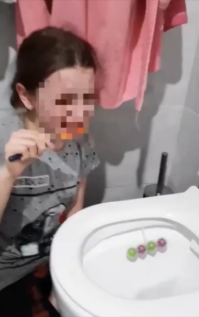 Мать заставляла дочь принимать. Туалет. Камера в унитазе туалета. Мать заставила дочь чистить зубы водой из унитаза. Девочка на унитазе.