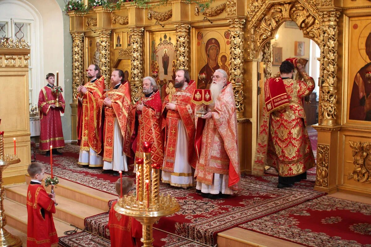 Клирики богоявленского собора в иркутске. Прокимен богоявления на литургии. Дионисий митрополит и патриарх фото встреча. Протоиерей василий комарницкий иркутск биография. Митрофорный протодиакон.