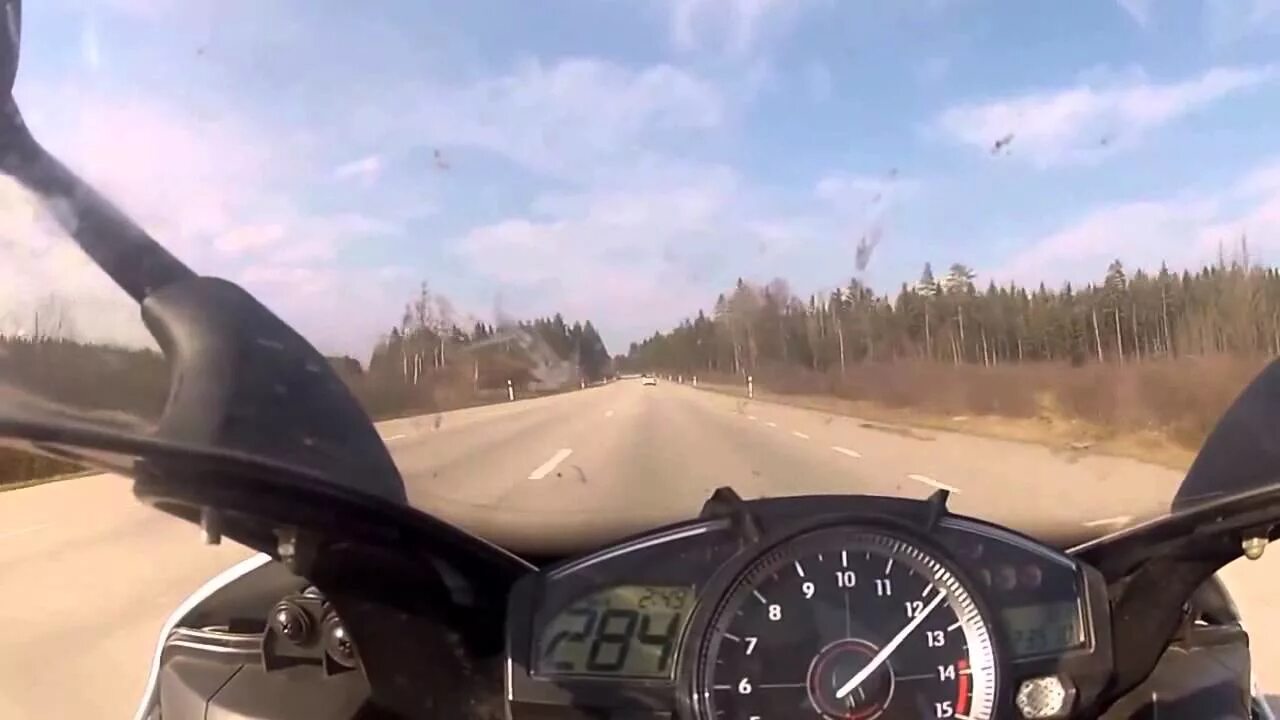 390 километров в час. Yamaha r1 299 км ч. Спидометр мотоцикла 300 км/ч. Yamaha YZF r1 Top Speed 300 км ч. Мотоцикл Yamaha 300 км в час.