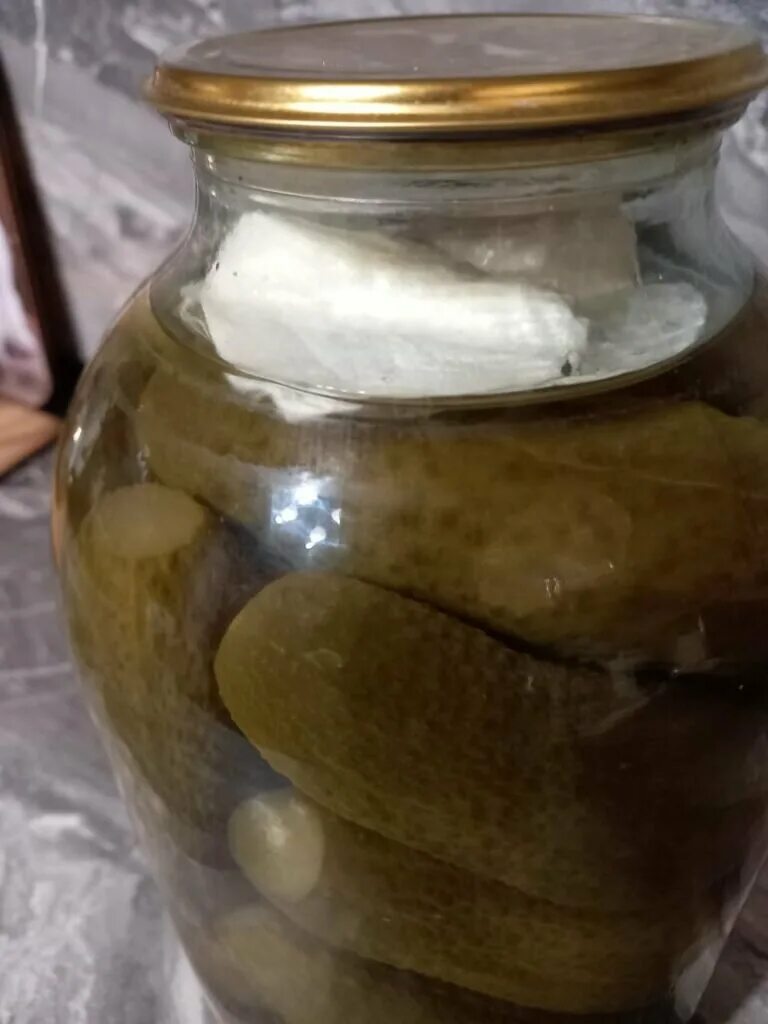 Огурцы маринованные белый осадок. Банка соленых огурцов. Огурцы маринованные белый осадок. Белый налет на огурцах в банке. Белый налет на дне банки с огурцами.