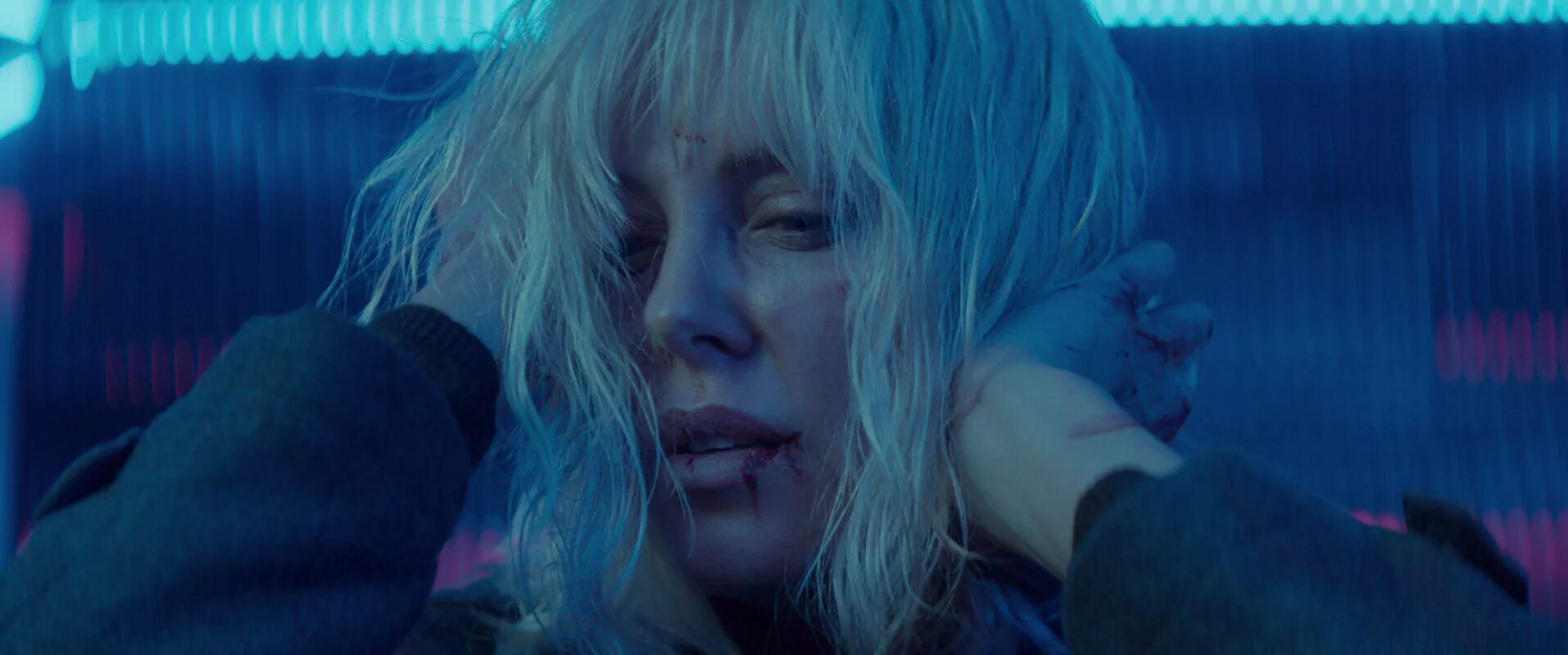 Atomic blonde. Шарлиз Терон взрывная блондинка 2017. Лоррейн Бротон. Взрывная блондинка Лорейн. Взрывная блондинка Лорейн и дельфина.