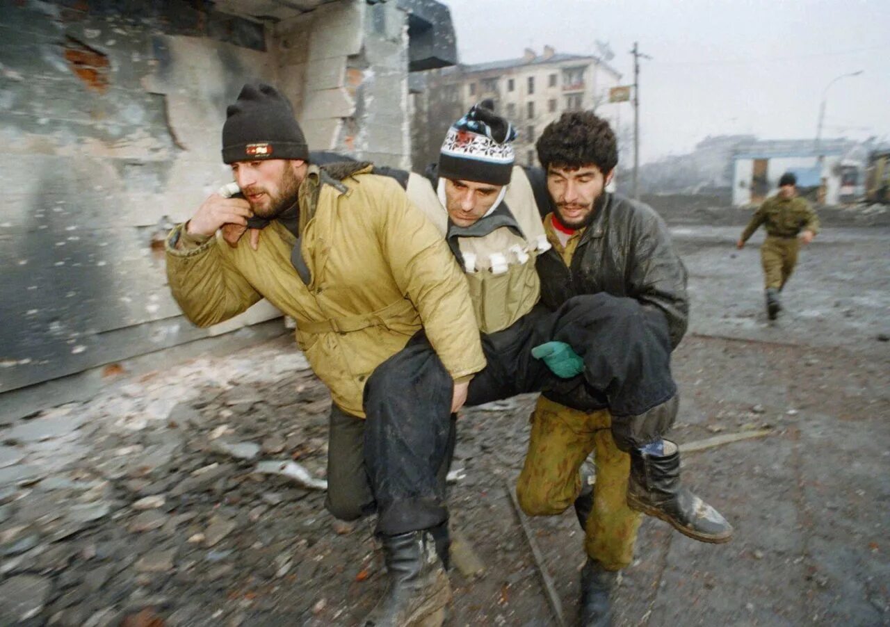Боевик 1995 годов. Чечня 1995 штурм грозного. снайпер. чечня штурм грозного 1994 1995. чечня 1995 штурм грозного. чеченские боевики грозный 1995.