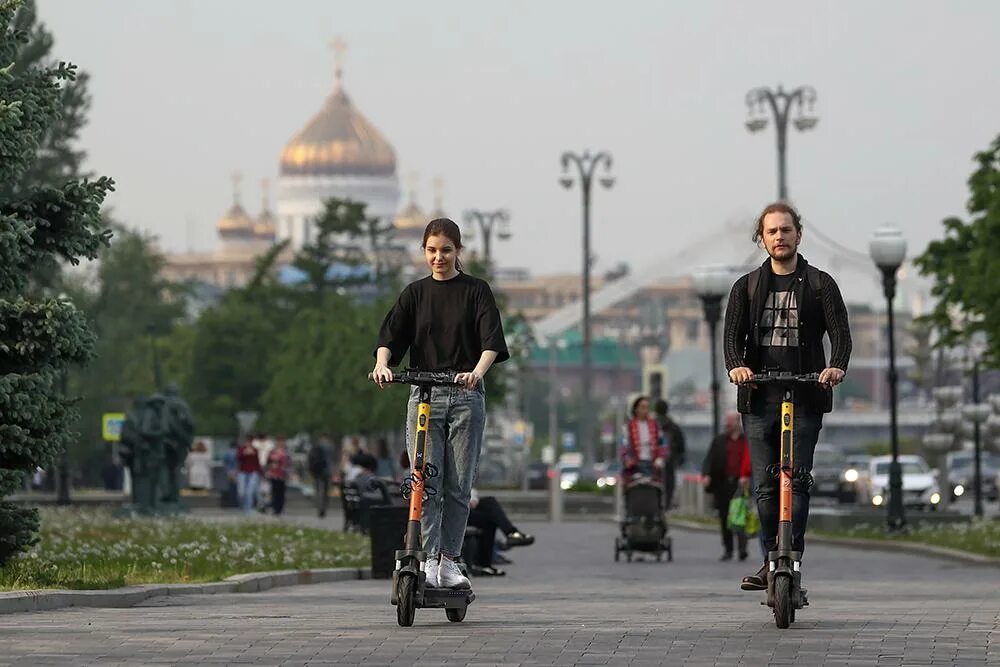 Самокаты крестовский остров. Электросамокаты парк. Электросамокат зеленоград. Парк самокат. Прокатный самокат.