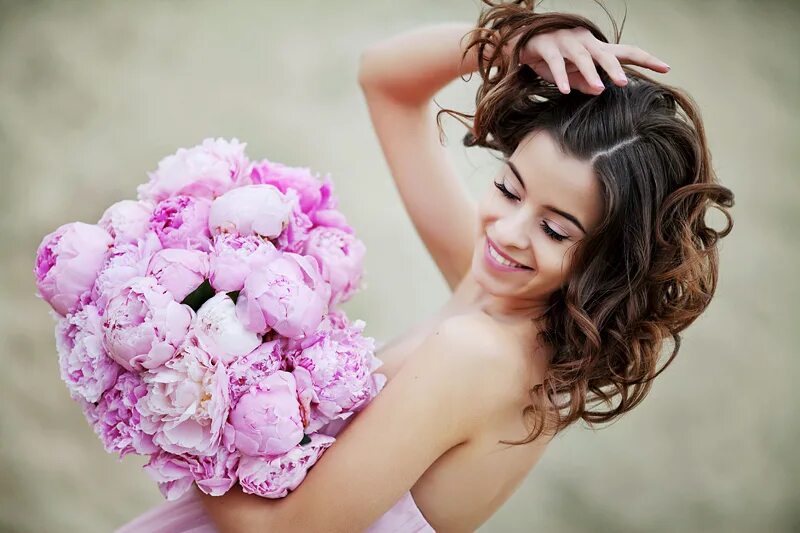 девушка с букетом пионов. девушка с пионом. девушка пионы картинки. фотосессия с пионами. девушка с пионами фотосессия.