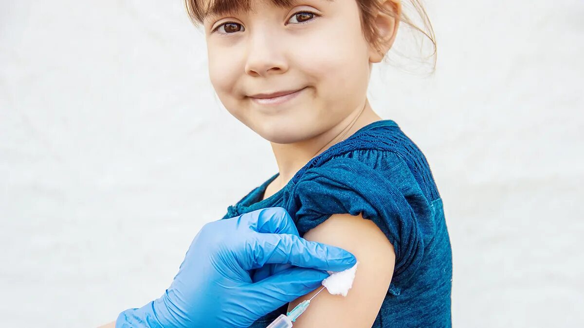 Вакцина варицелла. Вакцинация картинки счастливых дети. Фото во время вакцинации девочек. Аллергия на прививки картинки.