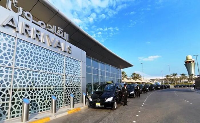 Аэропорт Абу Даби. ОАЭ аэропорт Абу Даби. Международный аэропорт Фуджейра. Автомобили в аэропорту Абу Даби.