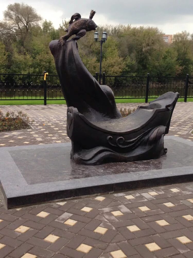 подольск скульптуры. скульптура «подольск — город рабочего класса». памятник золотой рыбке. памятник карелову в подольске. памятник мальчик с голубями в подольске.