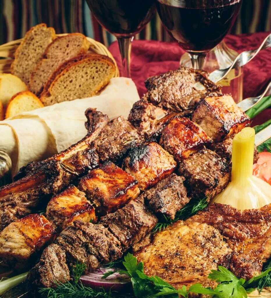 Шашлык стол картинки. Хоровац армянский шашлык. национальная кухня армении хоровац. хоровац армянский. шашлык на новогоднем столе.