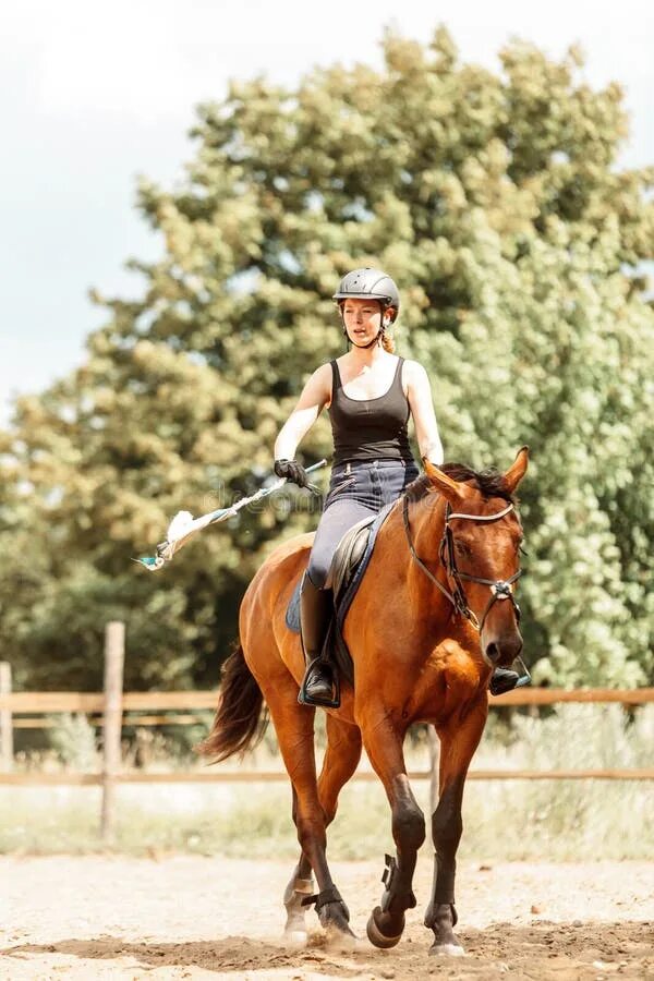 Конный спорт жокеи женщины. Девушки на лошадях верхом на тренировке. Девушки тренируют лошадей. Девушка на лошади тренировка.