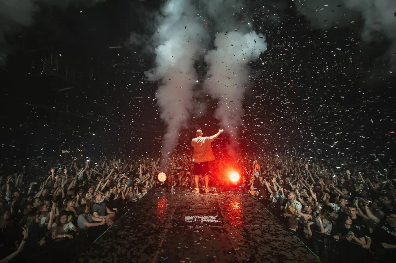 Концерт. Music media dome москва шоссе энтузиастов. Куда можно сходить на концерт. Рок концерт толпа. Лофт парк подземка новосибирск.