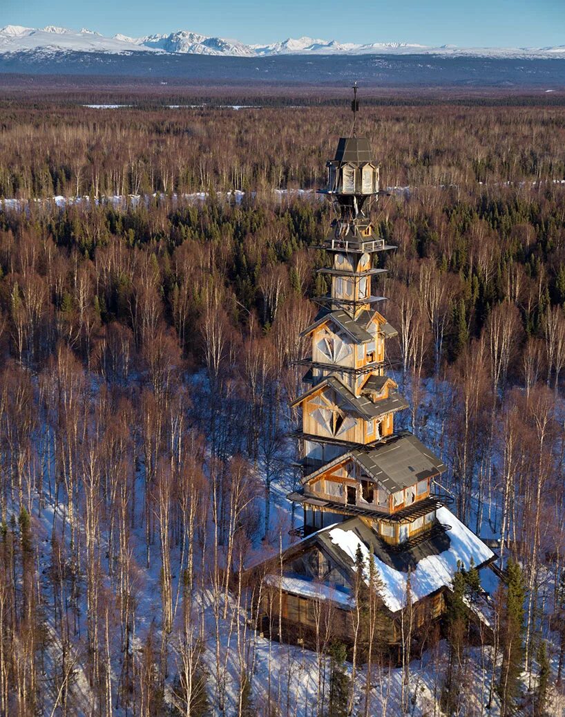 Дома на аляске. Дом доктора Сьюза на Аляске. Башня ГУЗ-крик. Деревянный дом Аляска. Деревянный дом с башенкой.