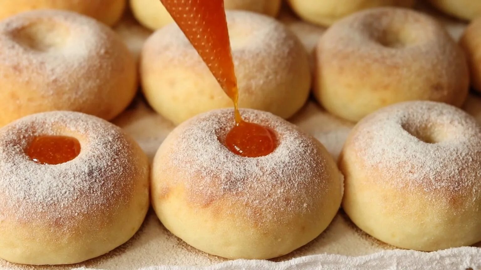 Пончики со сгущенкой. Пончики на сметане. Пышные творожные пончики в духовке. Берлинские пончики. 12 января день глазированных пончиков.