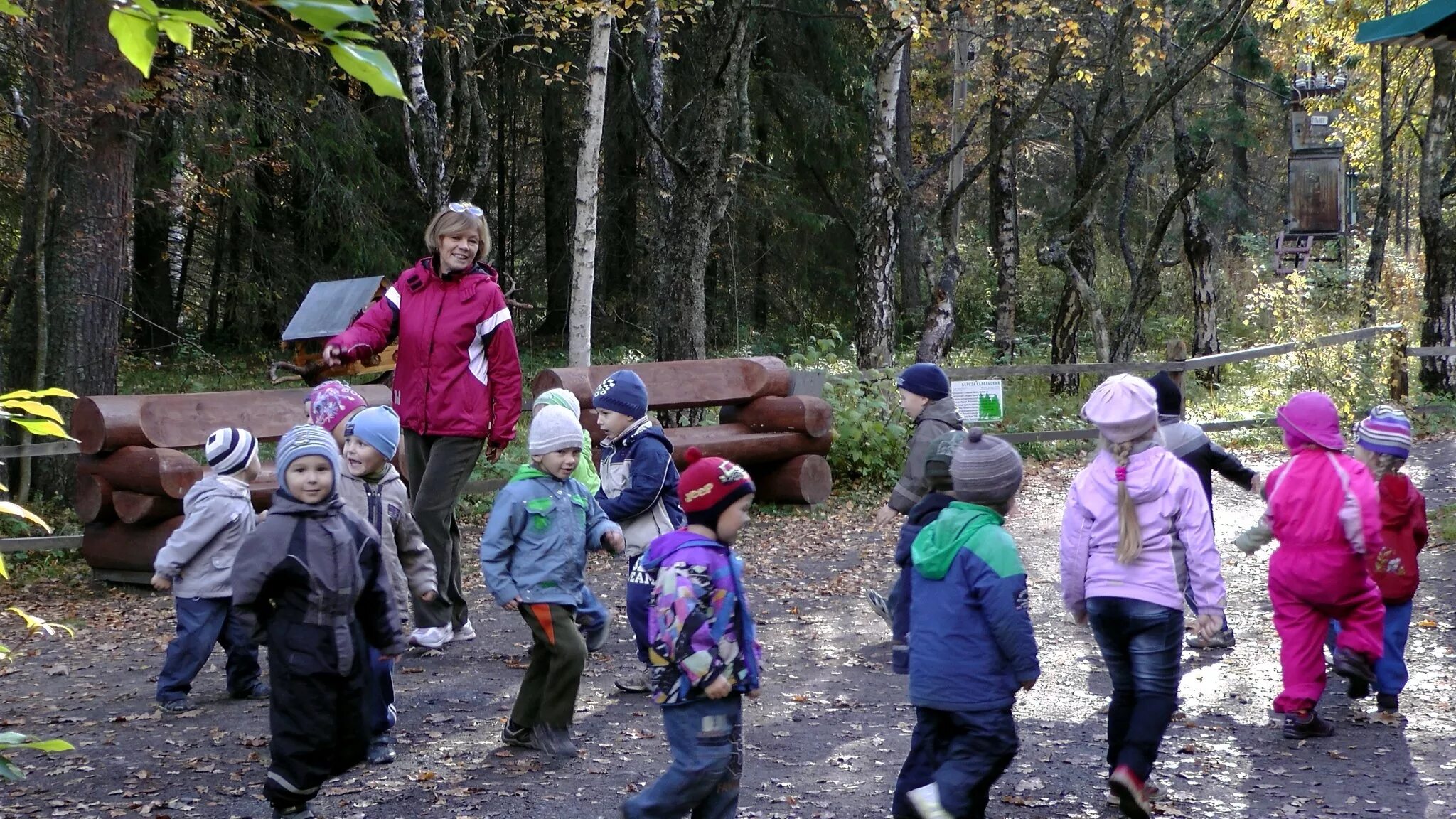 Прогулка игра второй младший. Дошкольники на прогулке. Дети на прогулке в детском саду. Прогулка на свежем воздухе в детском саду. Прогулки и экскурсии в ДОУ.