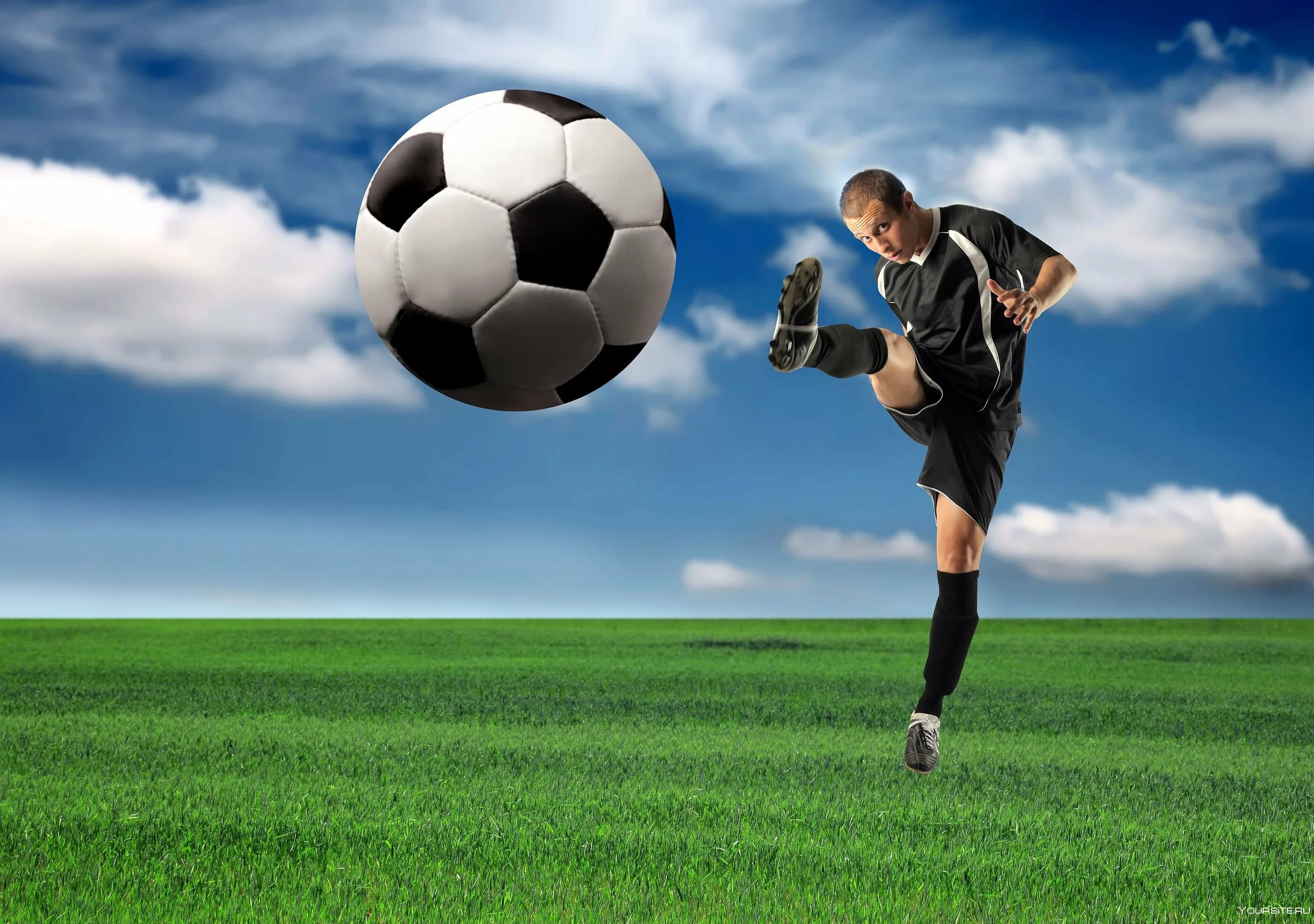 Игрок с максимальным талантом 24. Мяч в полете. Футболист пинает мяч. Футболист с мячом. Футбольная тематика.