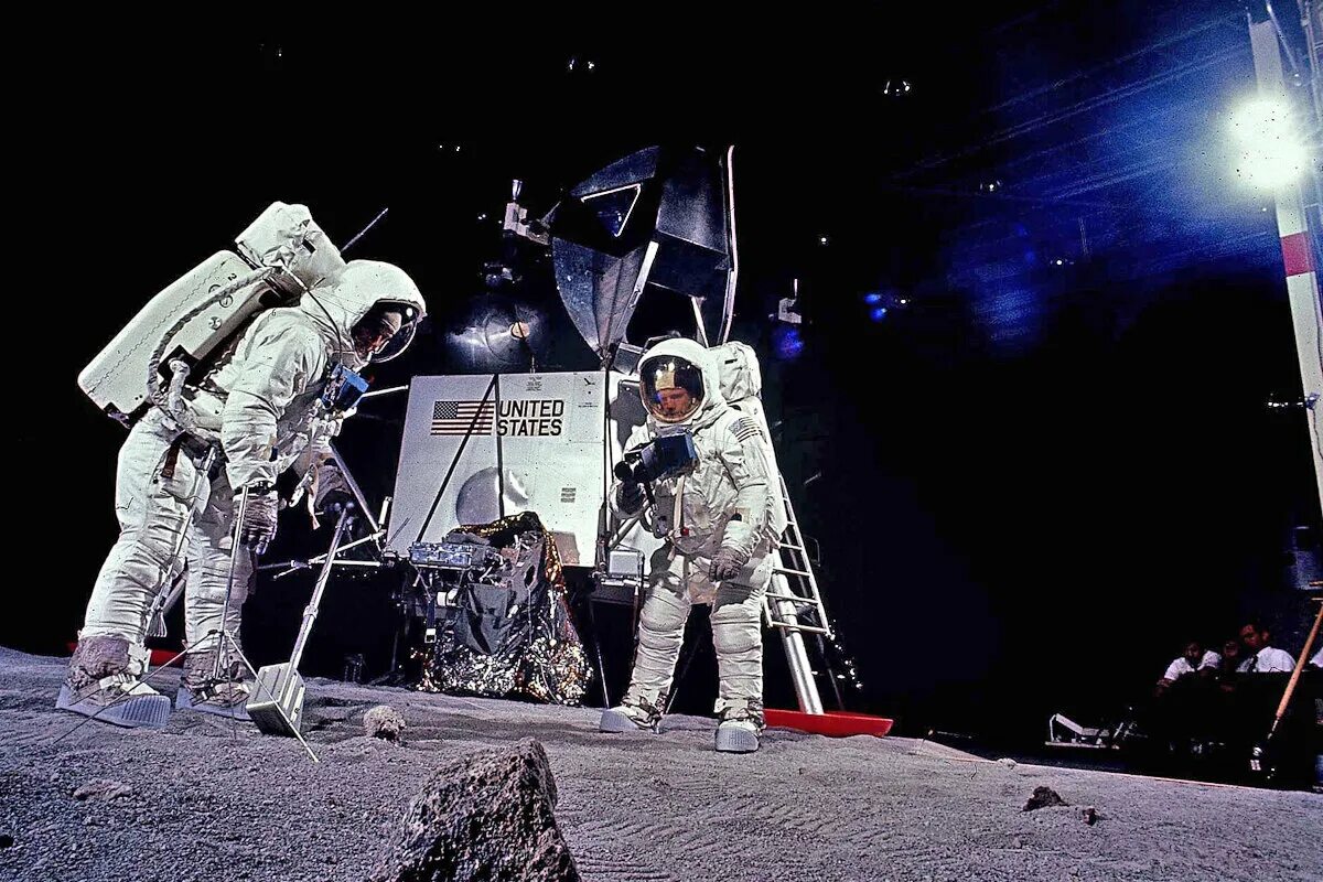 First moon landing. Аполлон 11 1969. Американцы на Луне 1969. Астронавты на Луне.