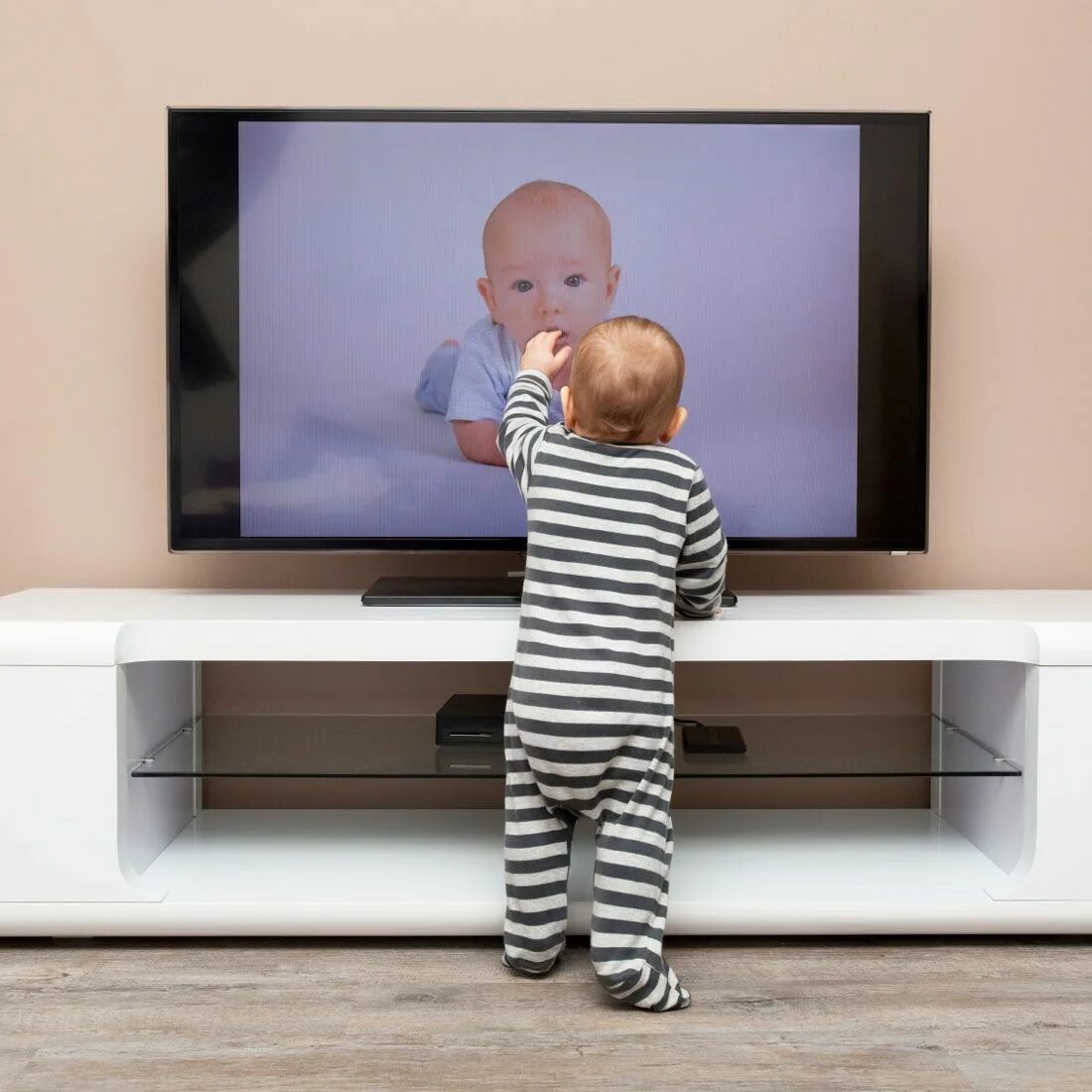 Включи телевизор детской. Телевизор для детей. Телевизор для дошкольников. Телевизор для маленьких детей. Малыш и телевизор.