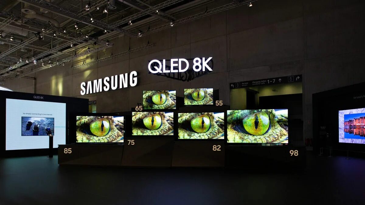 QLED 8k. QLED технология. QLED вывески. Телевизор самсунг q 2019г.