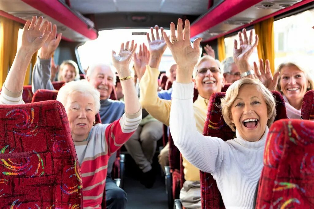 Социальные развлечения. Экскурсия на автобусе. Экскурсии для пожилых людей. Экскурсии для пенсионеров. Автобус турист.