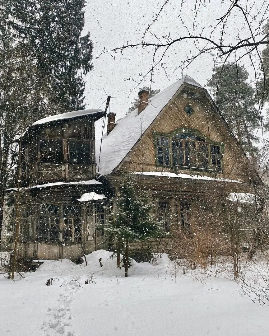 Писательский городок. Переделкино писательский поселок. Переделкино дачи писателей. Посёлок Переделкино городок писателей. Дачи литераторов в Переделкино.