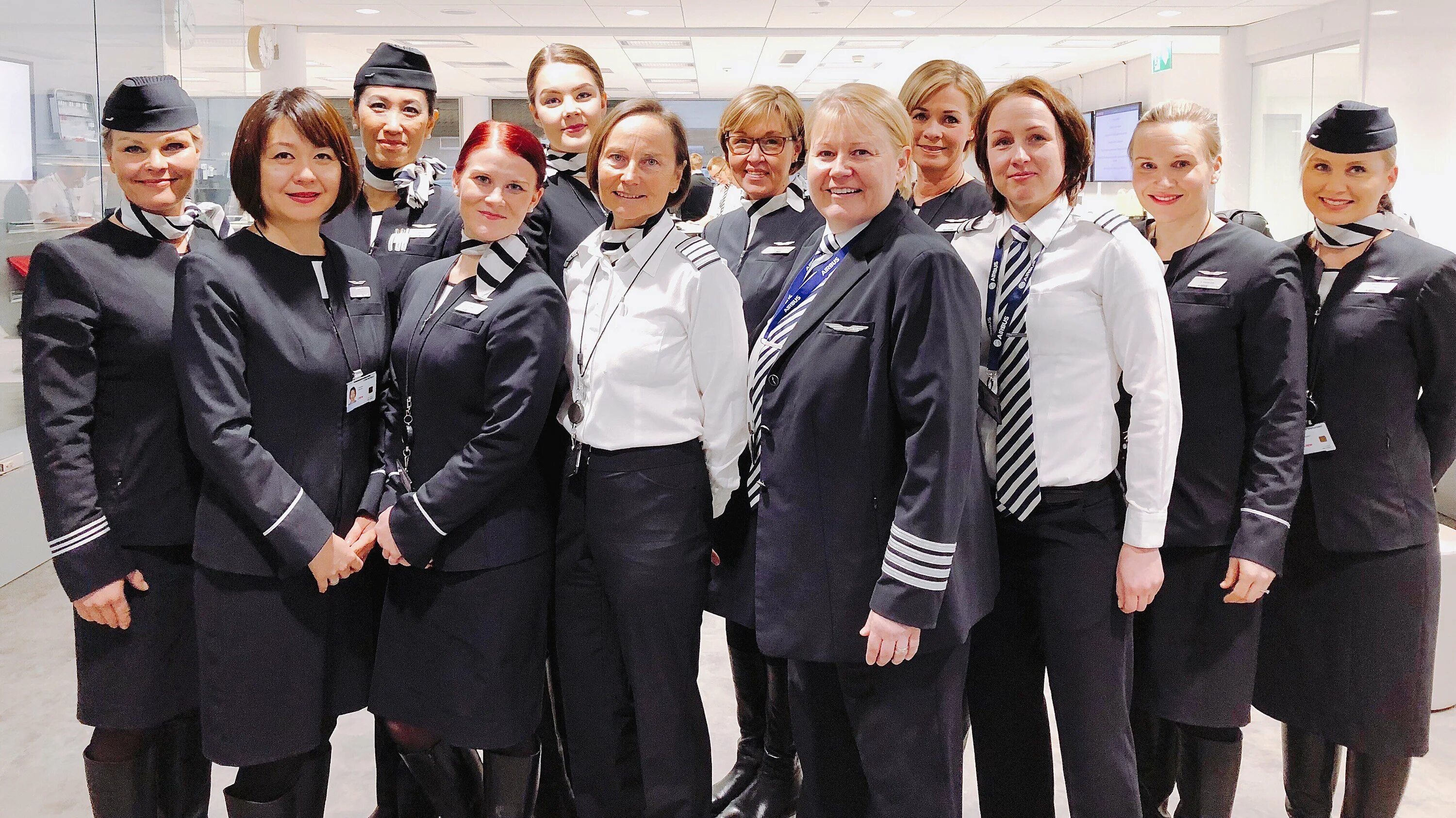 Бортпроводники Finnair. Finnair стюардессы. Финнэйр форма бортпроводников. Финские стюардессы.