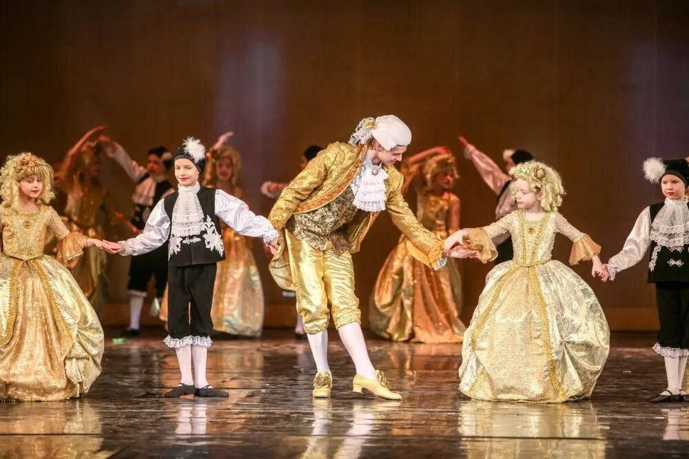 Современные сюиты. Менуэт 18 века. Менуэт танец. Французский танец Менуэт. Менуэт костюмы.
