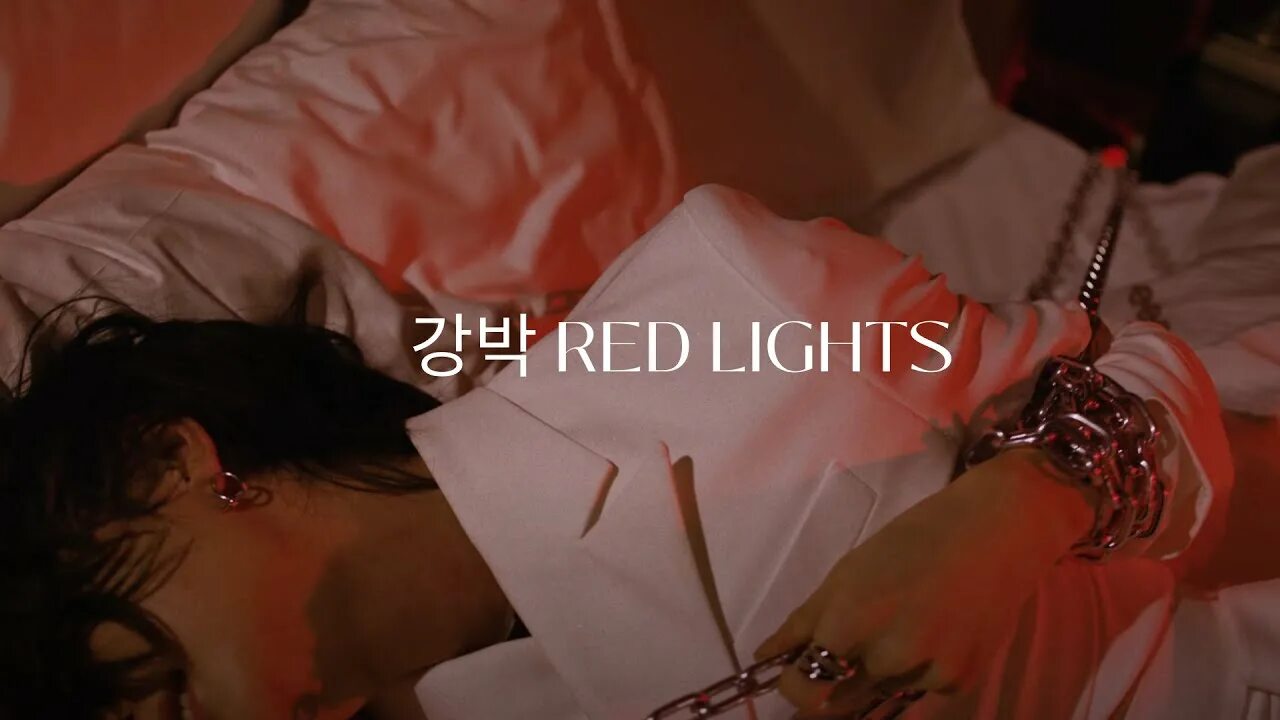 Ред Лайтс СТРЕЙ. Хенджин ред Лайт. Хёнджин и бан Чан ред Лайтс. Stray Kids Red Lights Хенджин. Red lights кириллизация