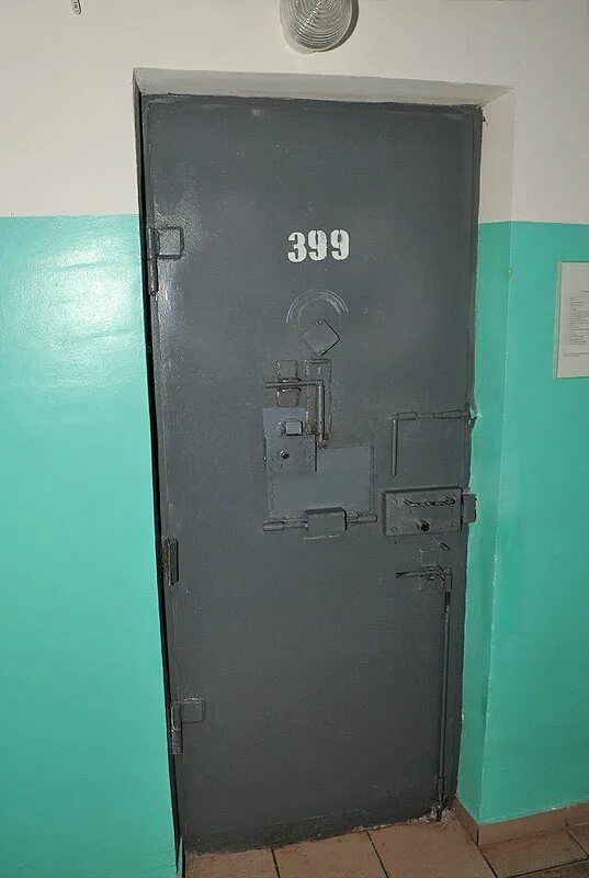 Дверям заключенным. Сизо-4 медведь в москве. Дверям заключенным. Дверям заключенным. Присон карцер.