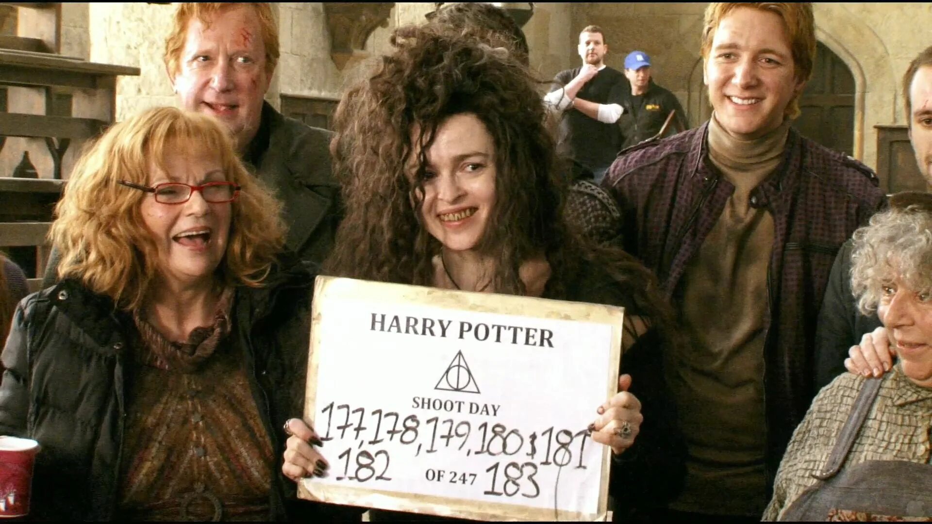 10 уморительных моментов со съемок гарри поттера. Моменты со съемок гарри поттера. За кадром смешные моменты. Гарри за кадром. Дэниел рэдклифф на съемках гарри поттера.