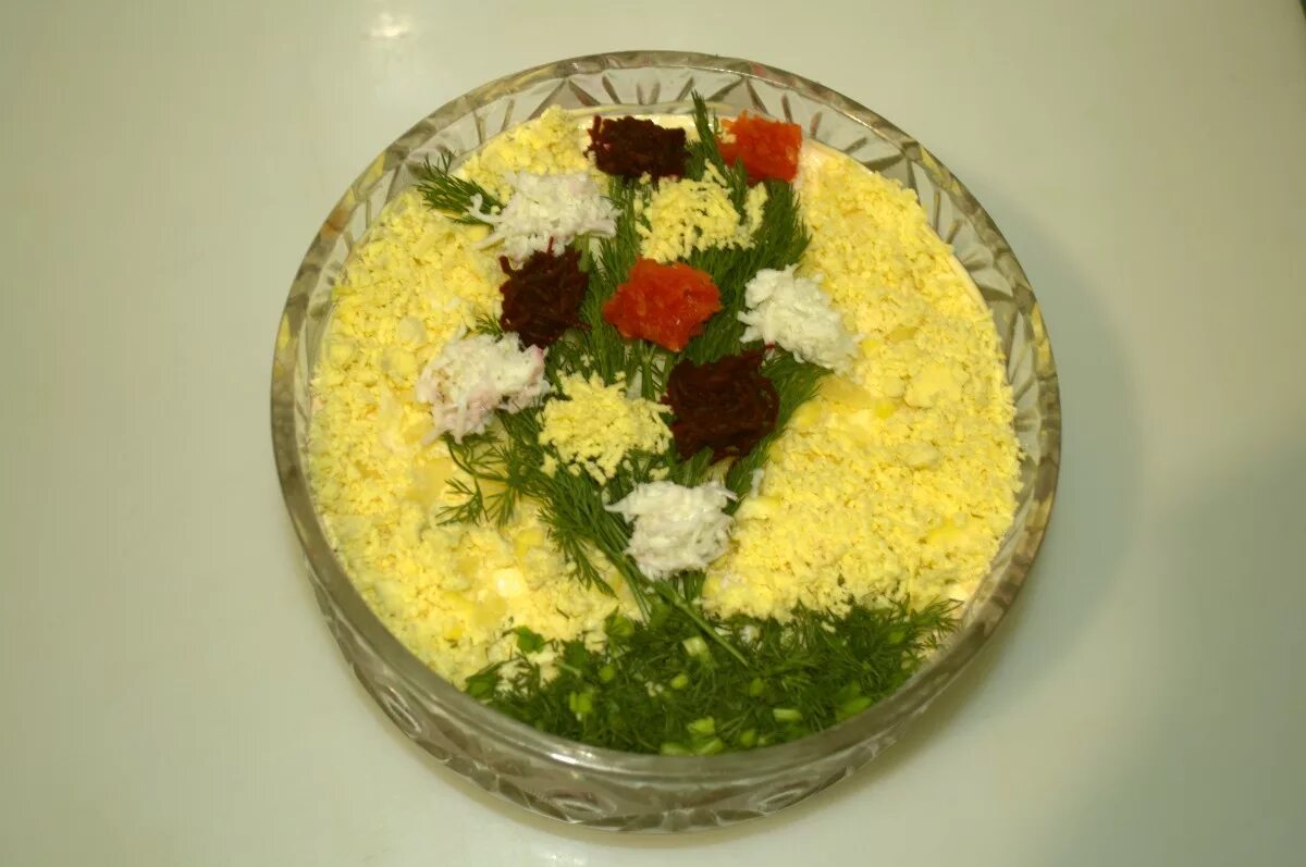Салат мимоза. Мимоза с сыром и сливочным маслом. Мимоза маслом. Мимоза с тунцом консервированным. Салат мимоза.