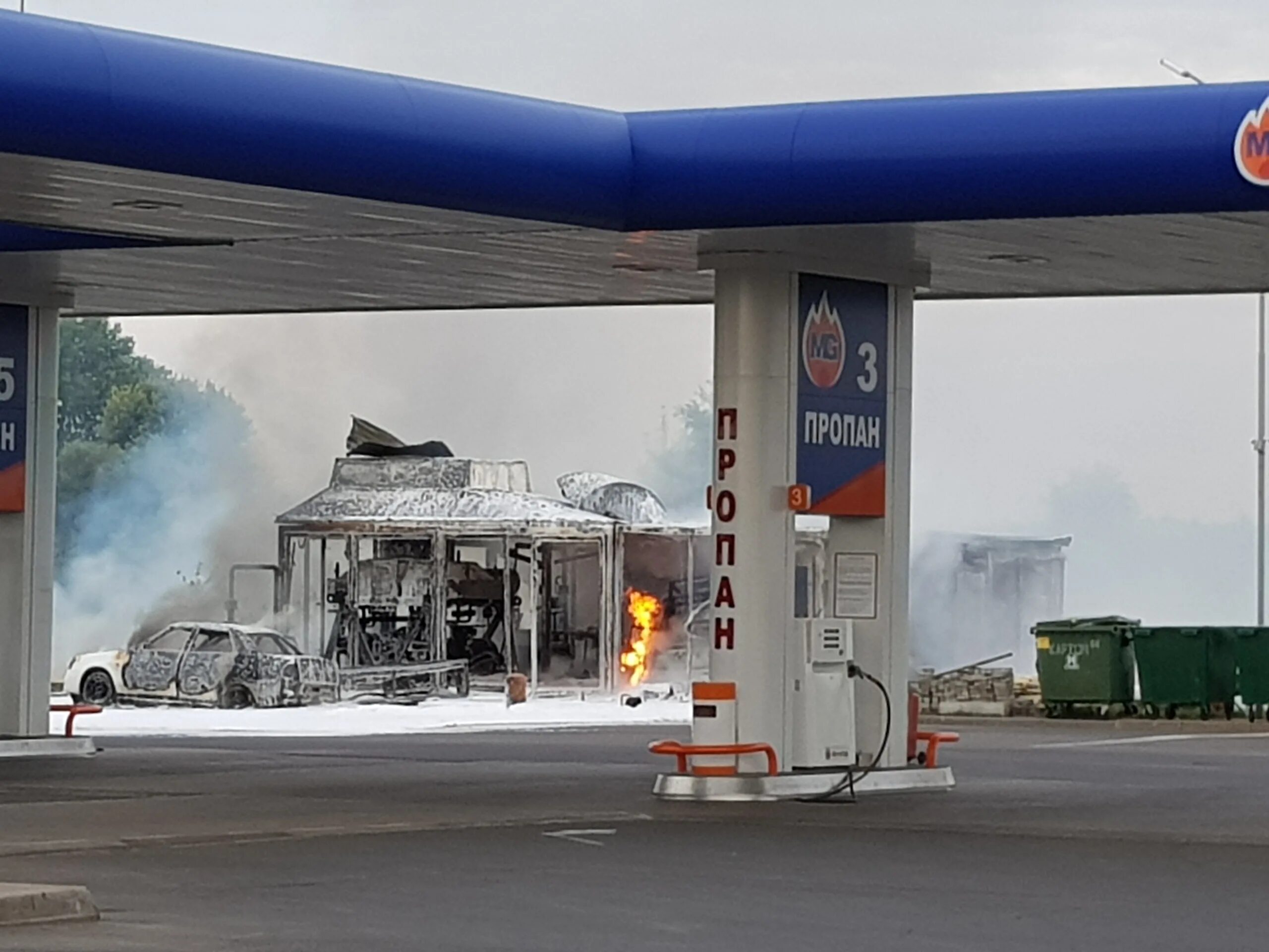 Курск где взрывы сейчас. Пожар на АЗС. Горящая бензоколонка.