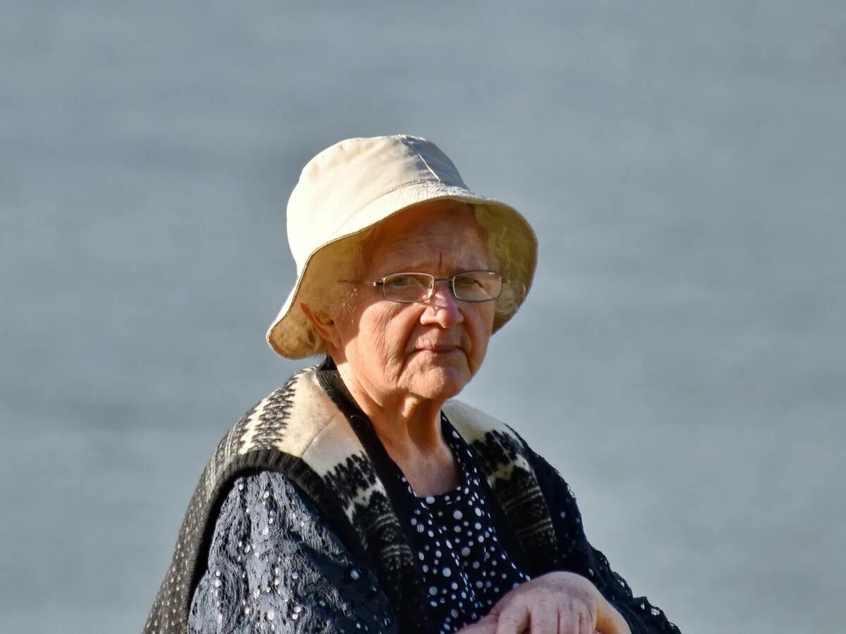 Пожилая женщина в шляпе. Элегантные бабушки. Бабушка в шляпке. Бабушка в панамке. Шляпа старушки