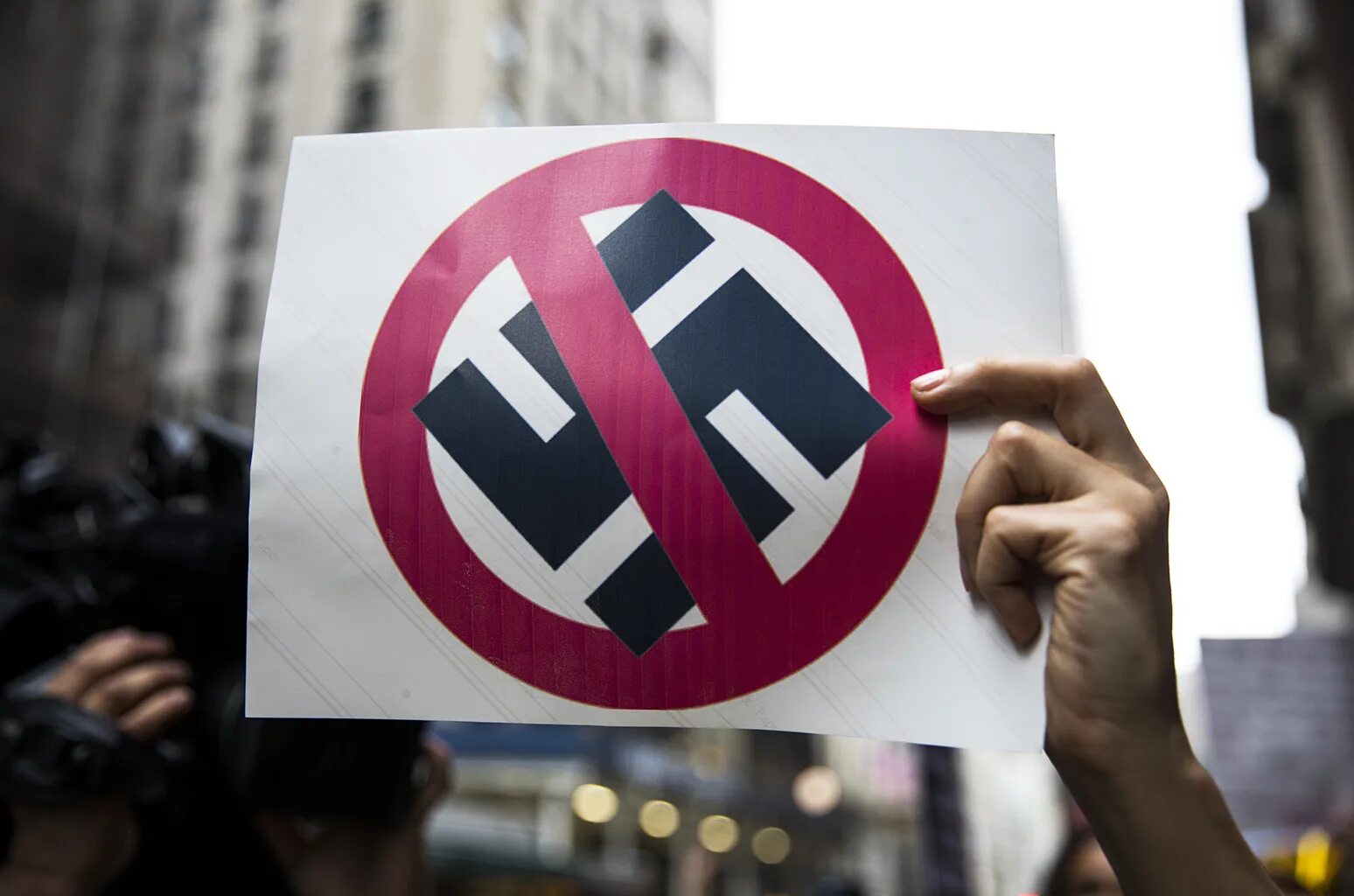 Anti nazi. Combat 18 нацизм. Значок против фашизма. Нацистские авы. Against nazi.