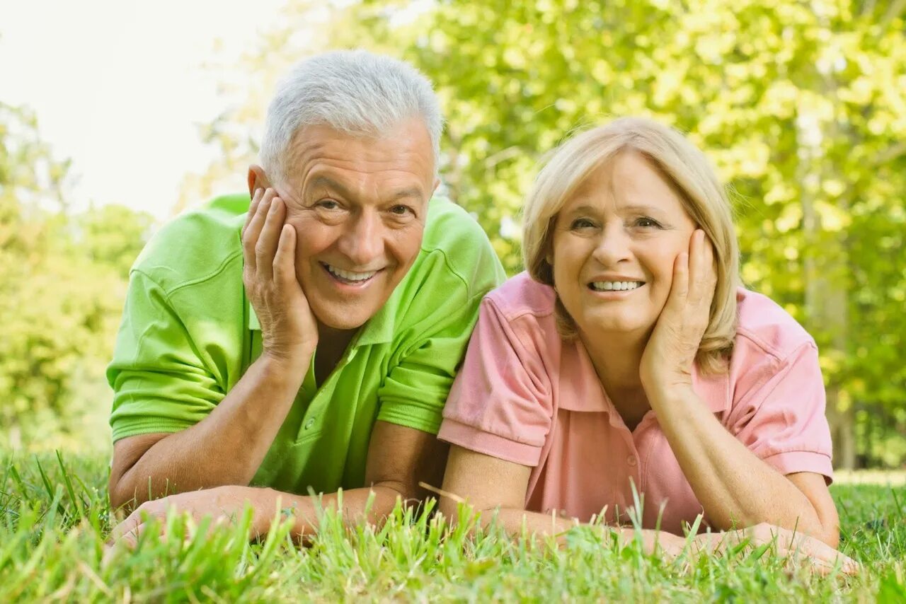 Пенсию кредит. Акция для пенсионеров. Счастливые пенсионеры. Счастливые пожилые люди. Радостные пожилые люди.