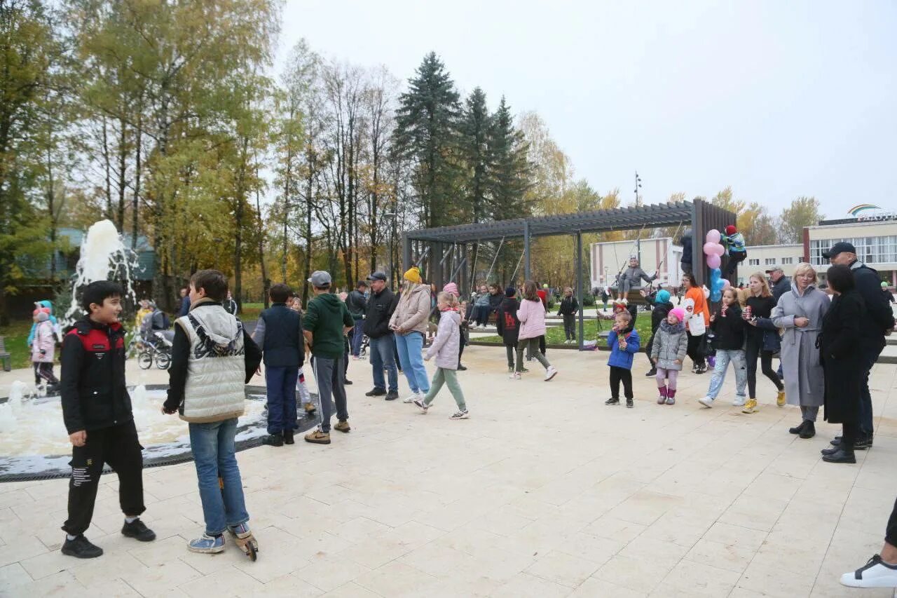 Дк краснозаводск. Краснозаводск дом культуры радуга. Краснозаводск, сквер у кдц «радуга». Дворец культуры радуга краснозаводск. Дк "радуга", г.