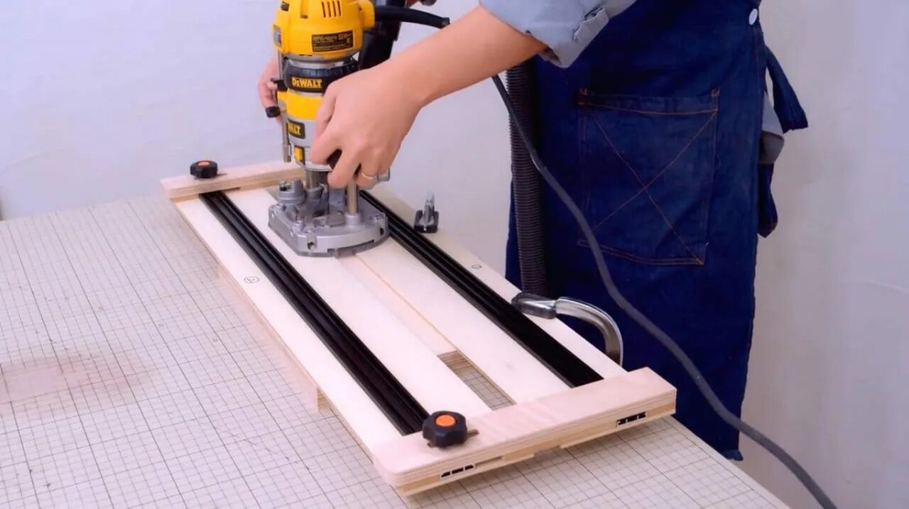 Фрезеровка шип паз. Фрезеровать паз ручным фрезером. Фреза шип паз на 25 мм. Приспособа шип паз для фрезера. Пазы ручным фрезером.