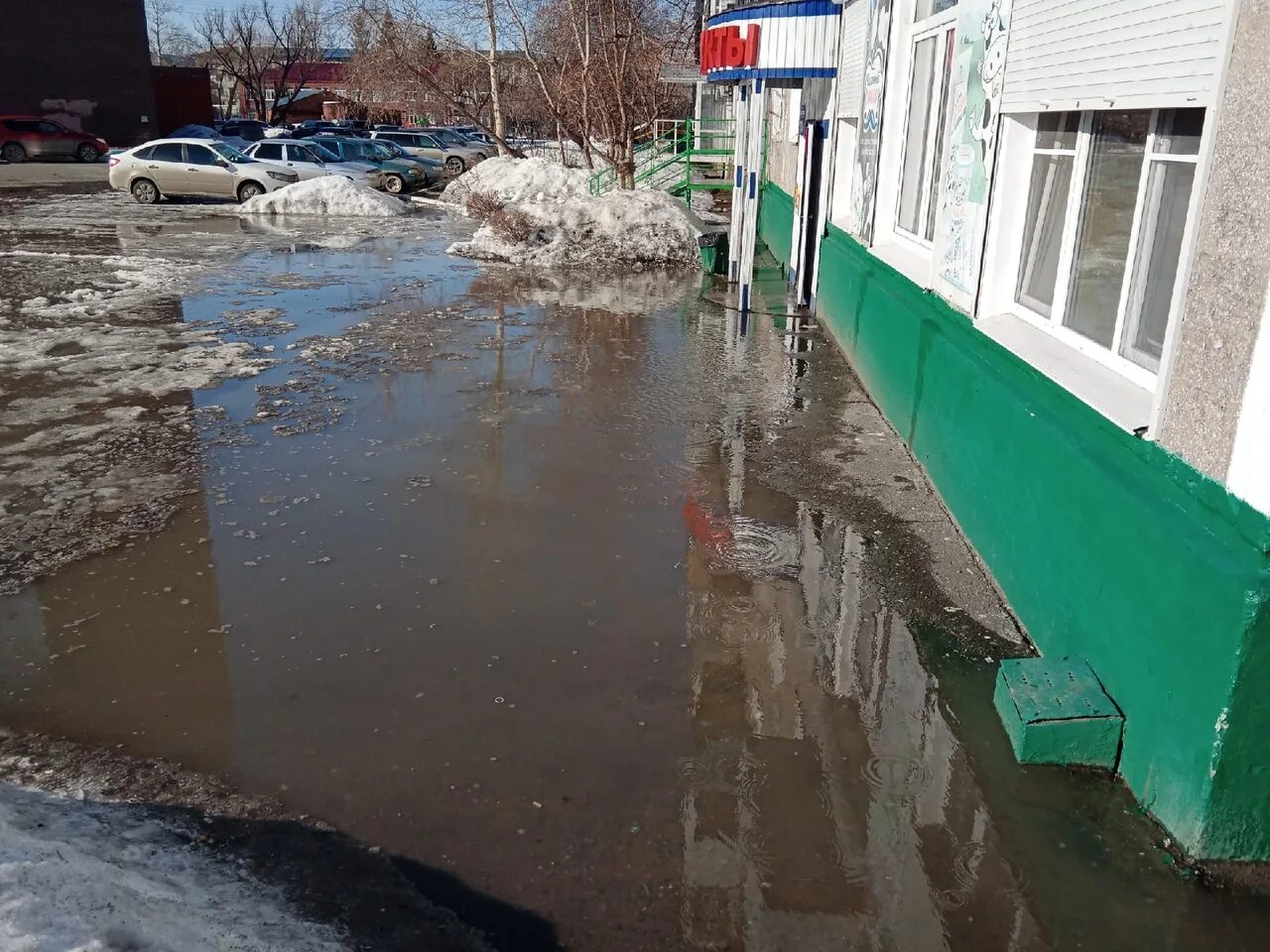 Затопленная улица Омск. Стрелка подтопление. Затопило пути Омск. Вода на потоплено на улице.