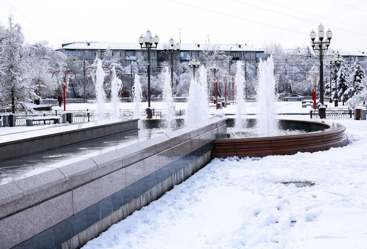 Погулять в красноярске зимой. Фонтан Металлург Красноярск. Фонтан сталевар Красноярск. Фонтан лунный свет Красноярск. Фонтан зимой.