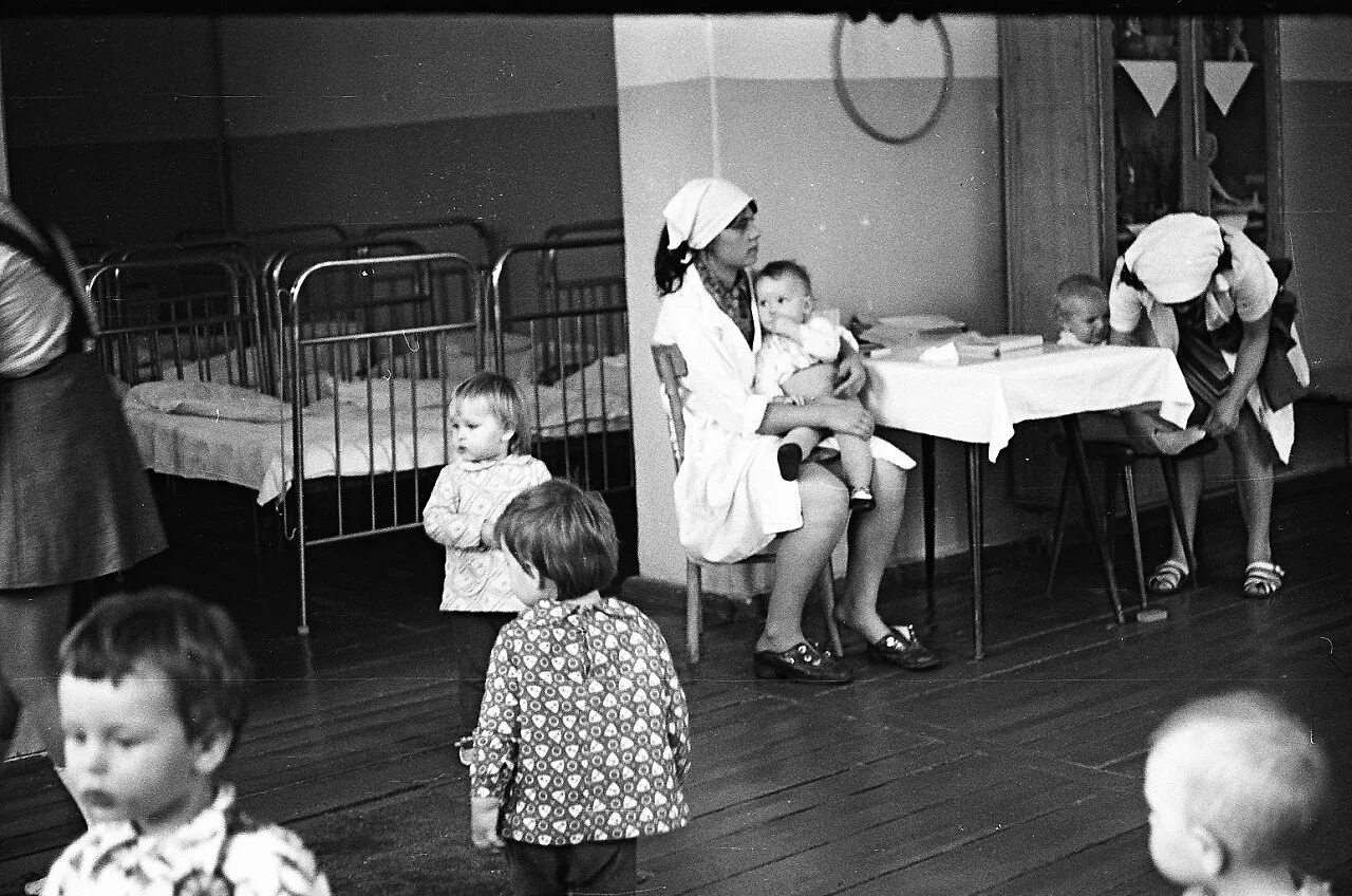 70 детская больница. Детская больница ссср 70x. советские дети в больнице. детские сады ссср ясли. советские дети в детском саду.