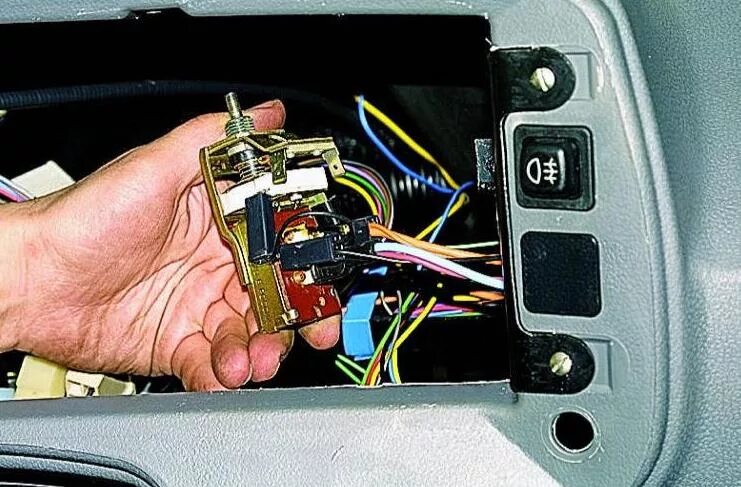 Включение света в салоне клавишей 82.3709-01.12 - ГАЗ 31105, 2,4 л, 2005 года св
