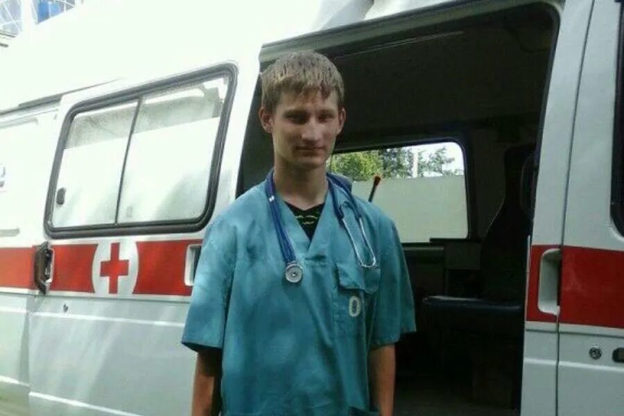 Фельдшер максим обухов. Фельдшер скорой помощи. Врач скорой помощи сидит. Юноша фельдшер. Служба экстренной медицинской помощи.