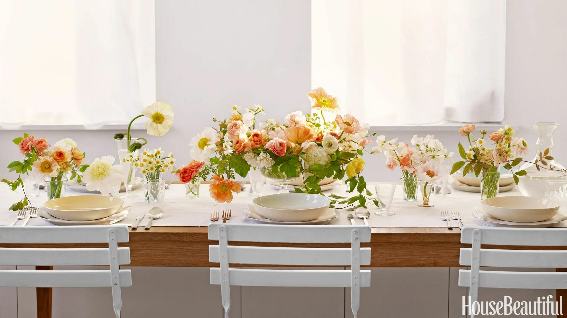 Spring table. Цветы в интерьере. kitchen table flower arrangements. summer season table arrangements. kitchen table with flowers.