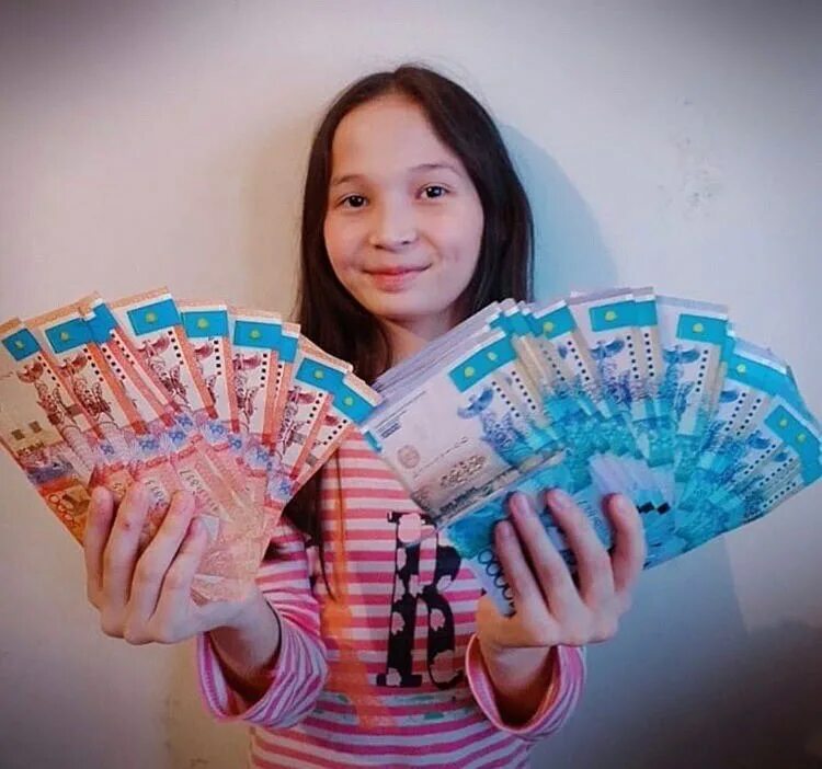 5 млн тенге в рублях. Тенге в руках. деньги казахстана. казахстанские деньги в руках. казахстанец с деньгами.